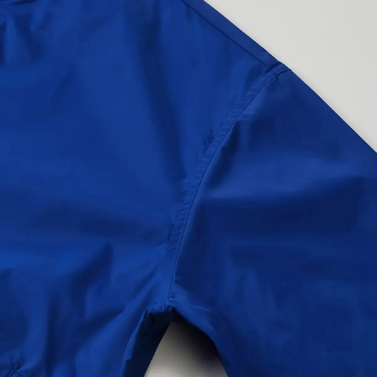 The sleeves are set-in style.