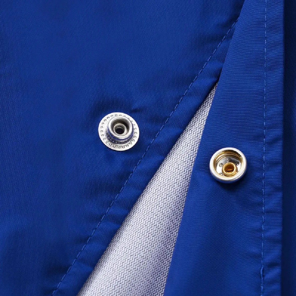 The snap buttons are American-style metal buttons.