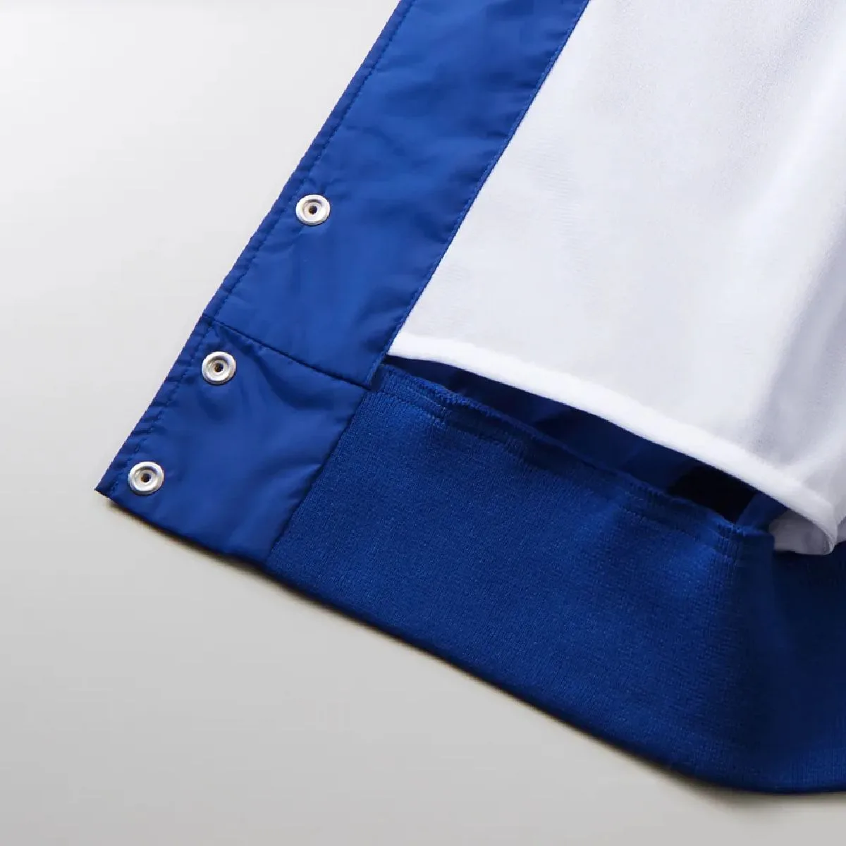Features a brushed tricot lining and a hem with a flap design for easy printing.