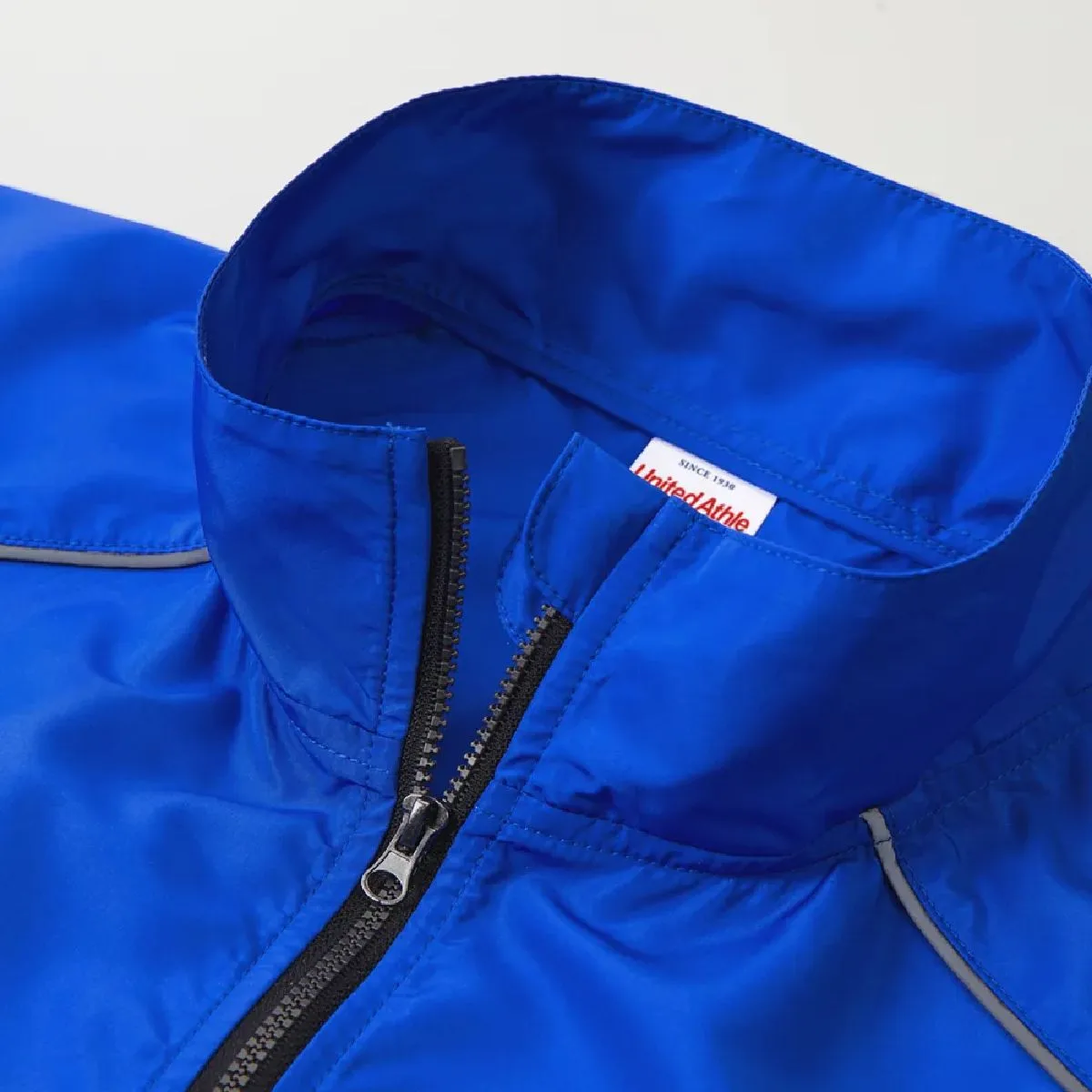 Features a chin guard to protect the jaw, and a single-slider plastic zipper.