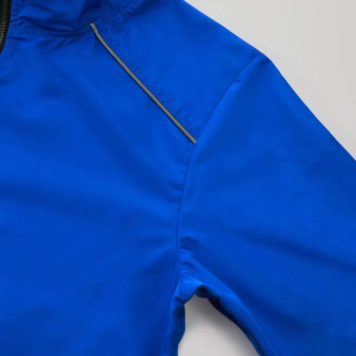 The sleeves are set-in style.