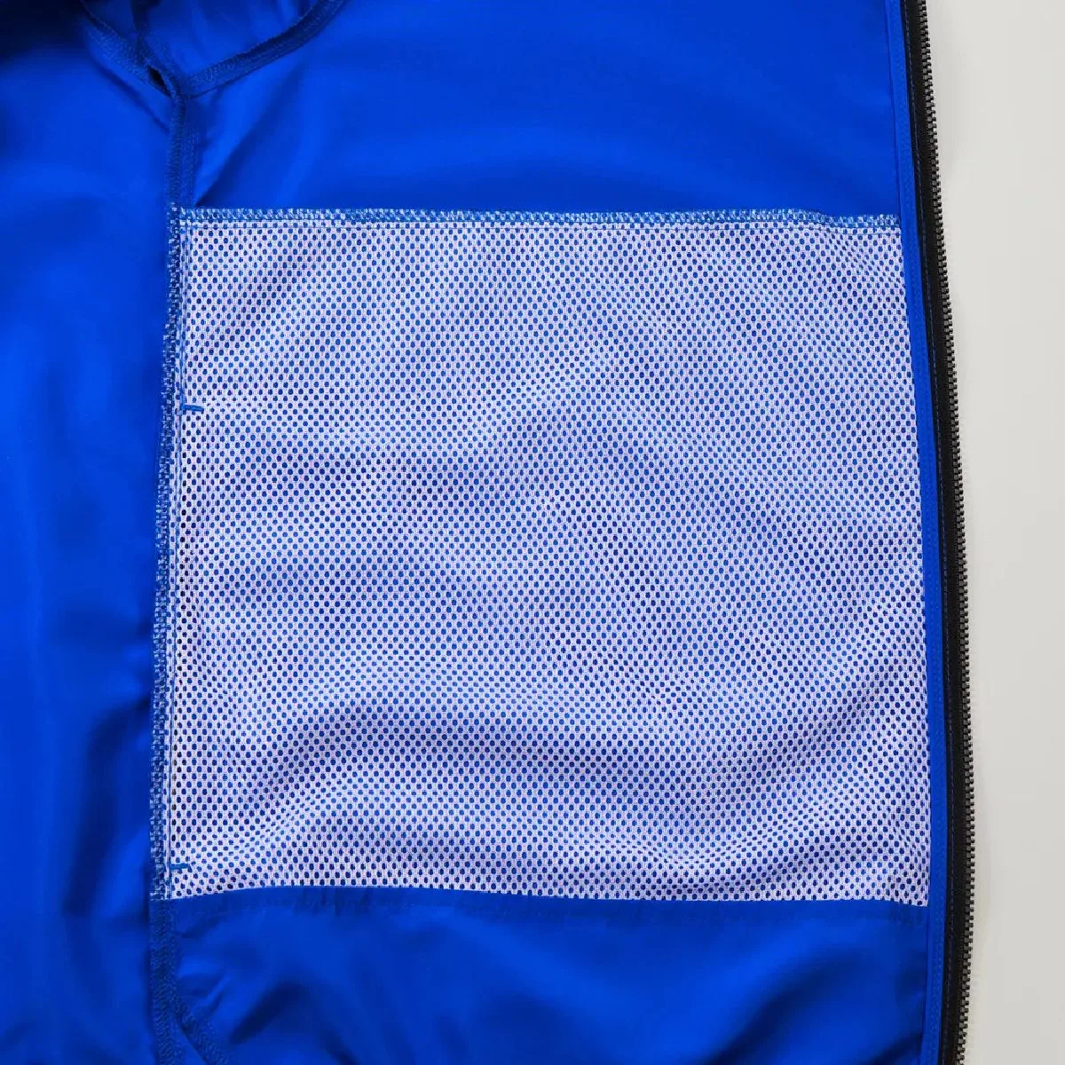 The side pockets have mesh lining only on the side facing the body.
