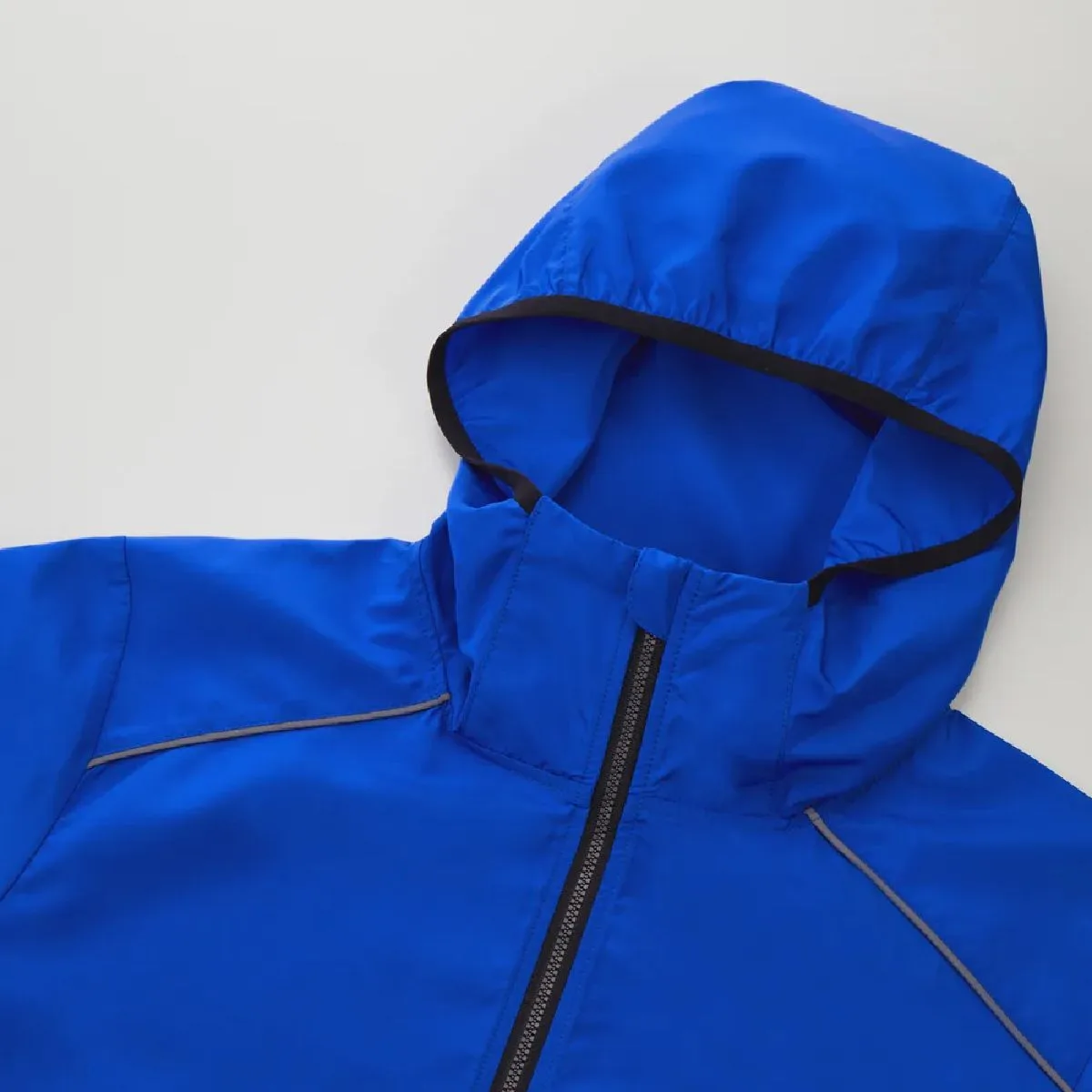 The hood opening features stretch tape piping for a snug fit, and the high-neck design ensures wind protection.