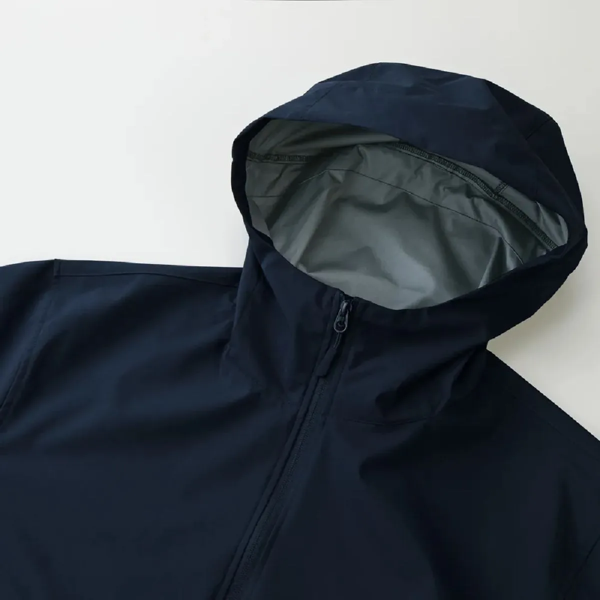 The neckline features a high-neck design to prevent wind from entering.
