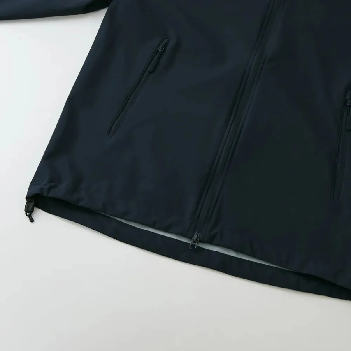 The hem has a drawstring to prevent wind from entering and to adjust the garment's fit and silhouette.