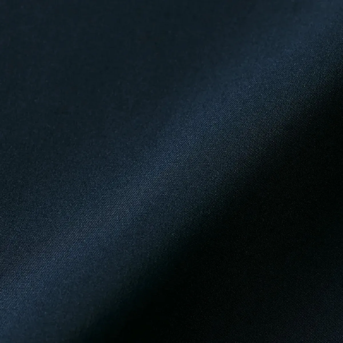 The outer layer uses a high-density, water-repellent Duspo fabric, and a special windproof film is sandwiched between the outer and inner layers, creating a three-layer laminated fabric structure.