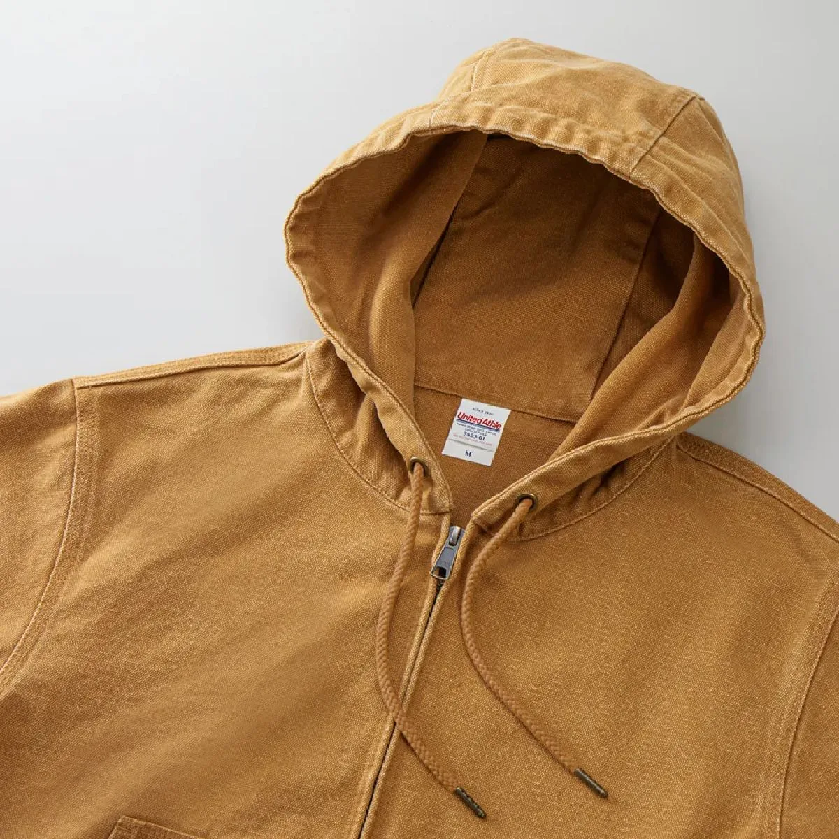 The hood has a beautiful silhouette and features a double-layered construction.
