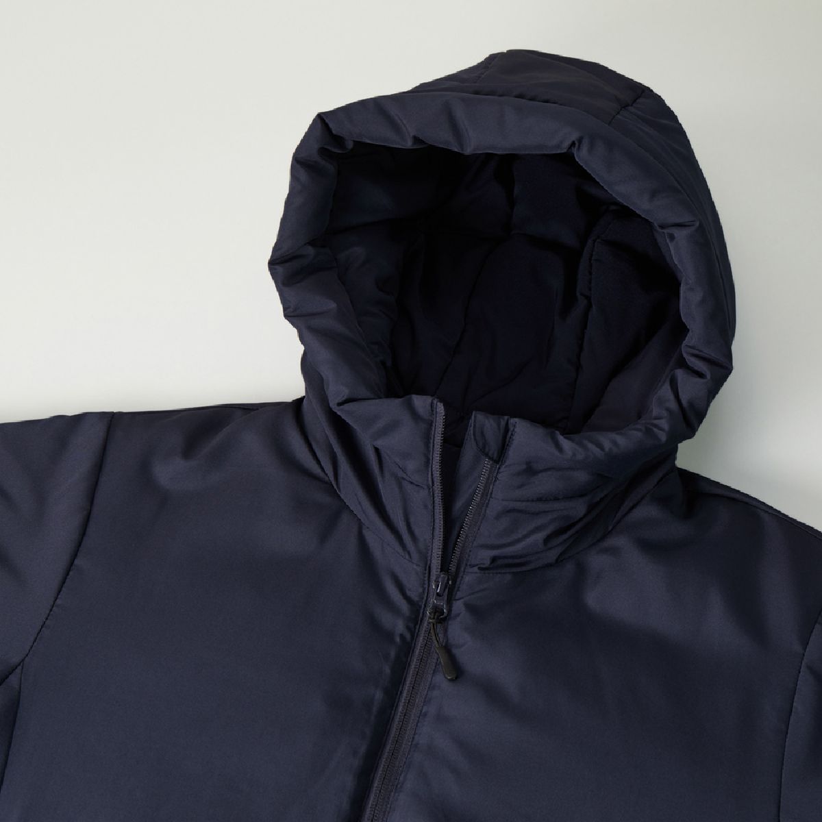 A large, padded hood that's easy to take off and put on, a high neckline to prevent wind from entering, and a chin guard.