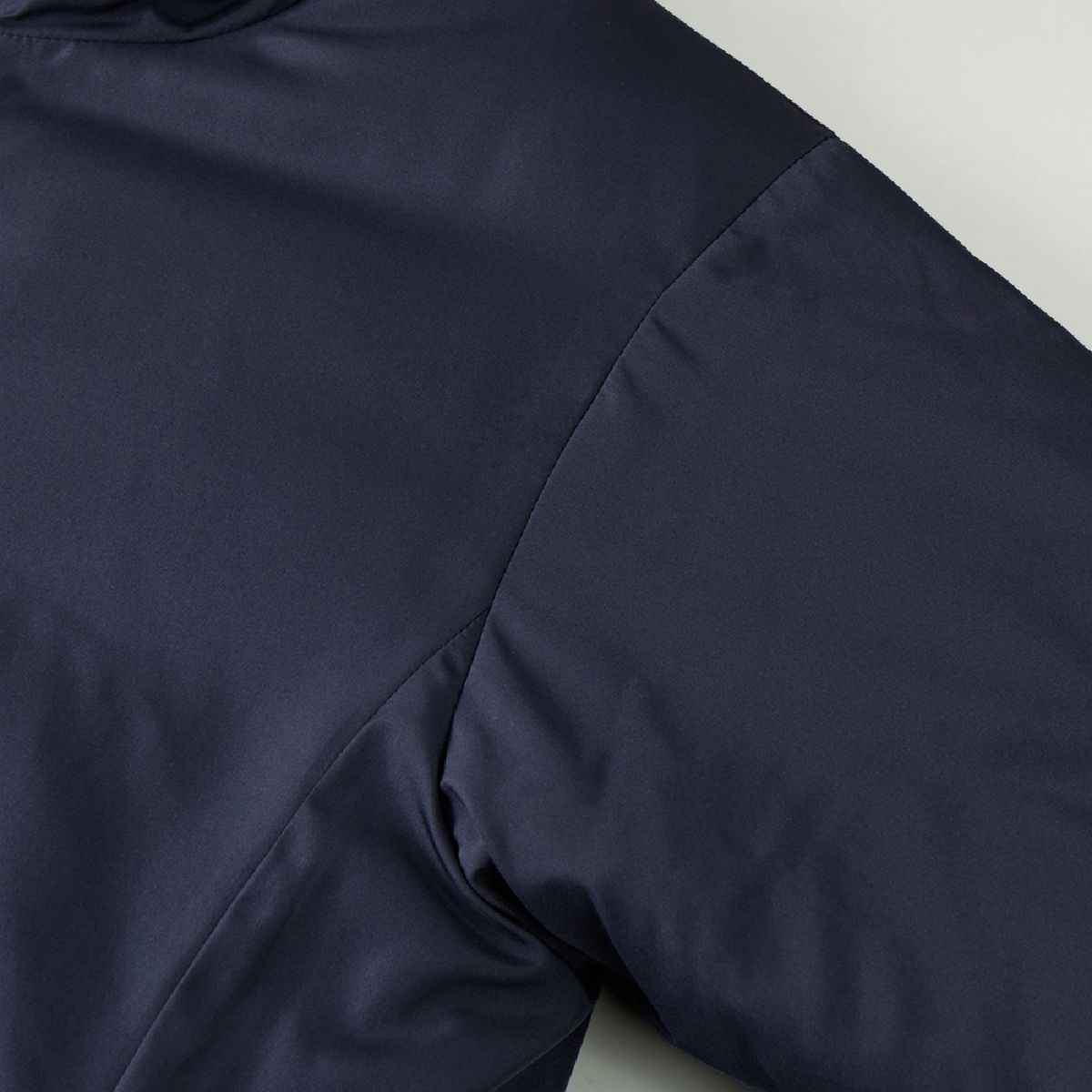 The sleeves are set-in style.