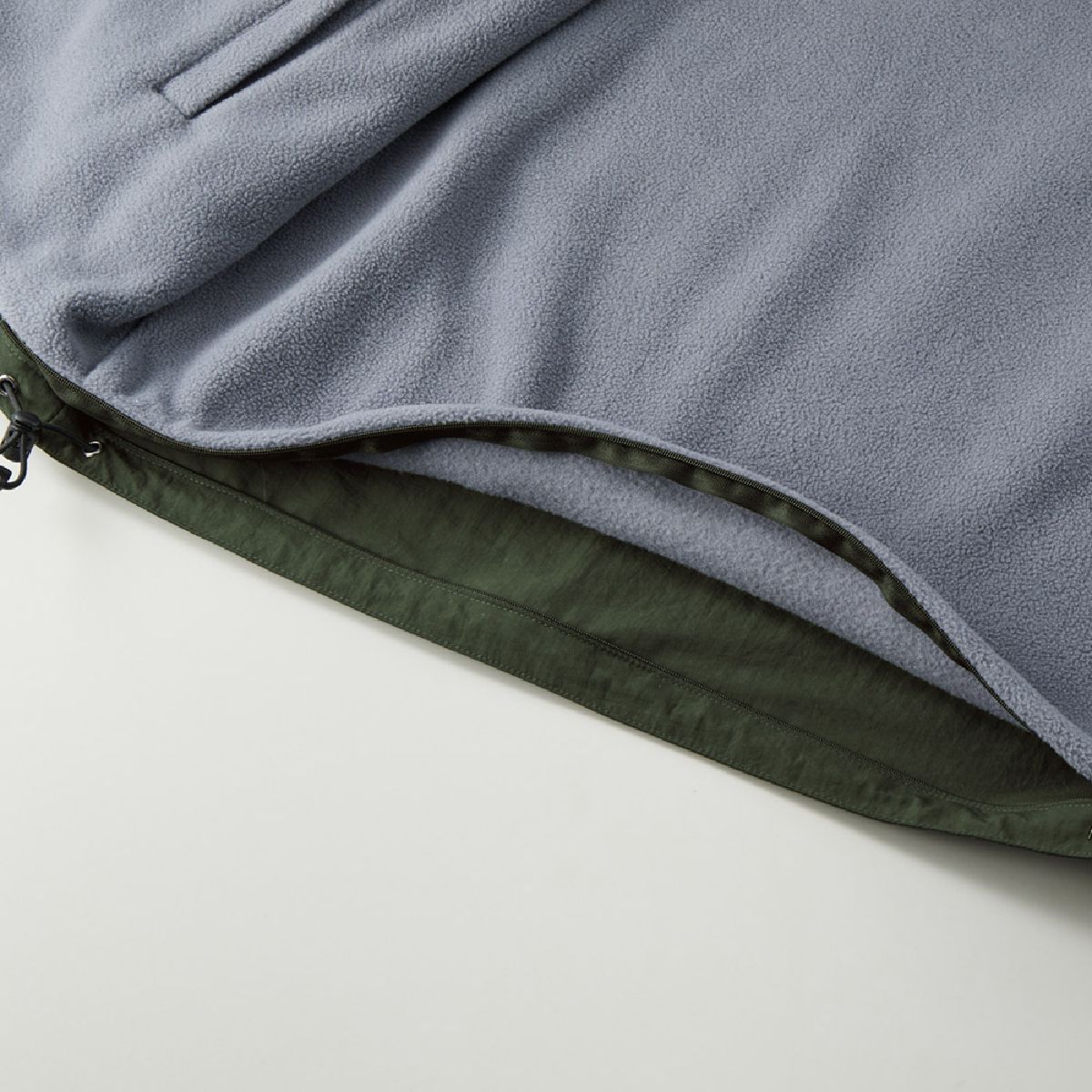The fleece side of the hem has a hidden zipper for easy printing.