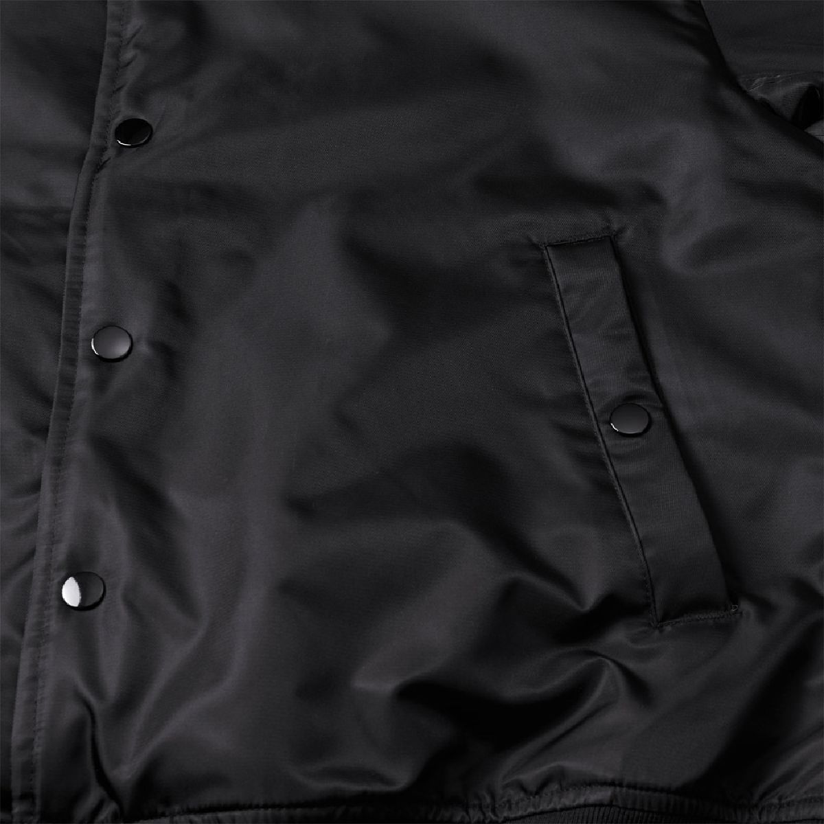 The pockets have snap buttons and are made of metal, American style.