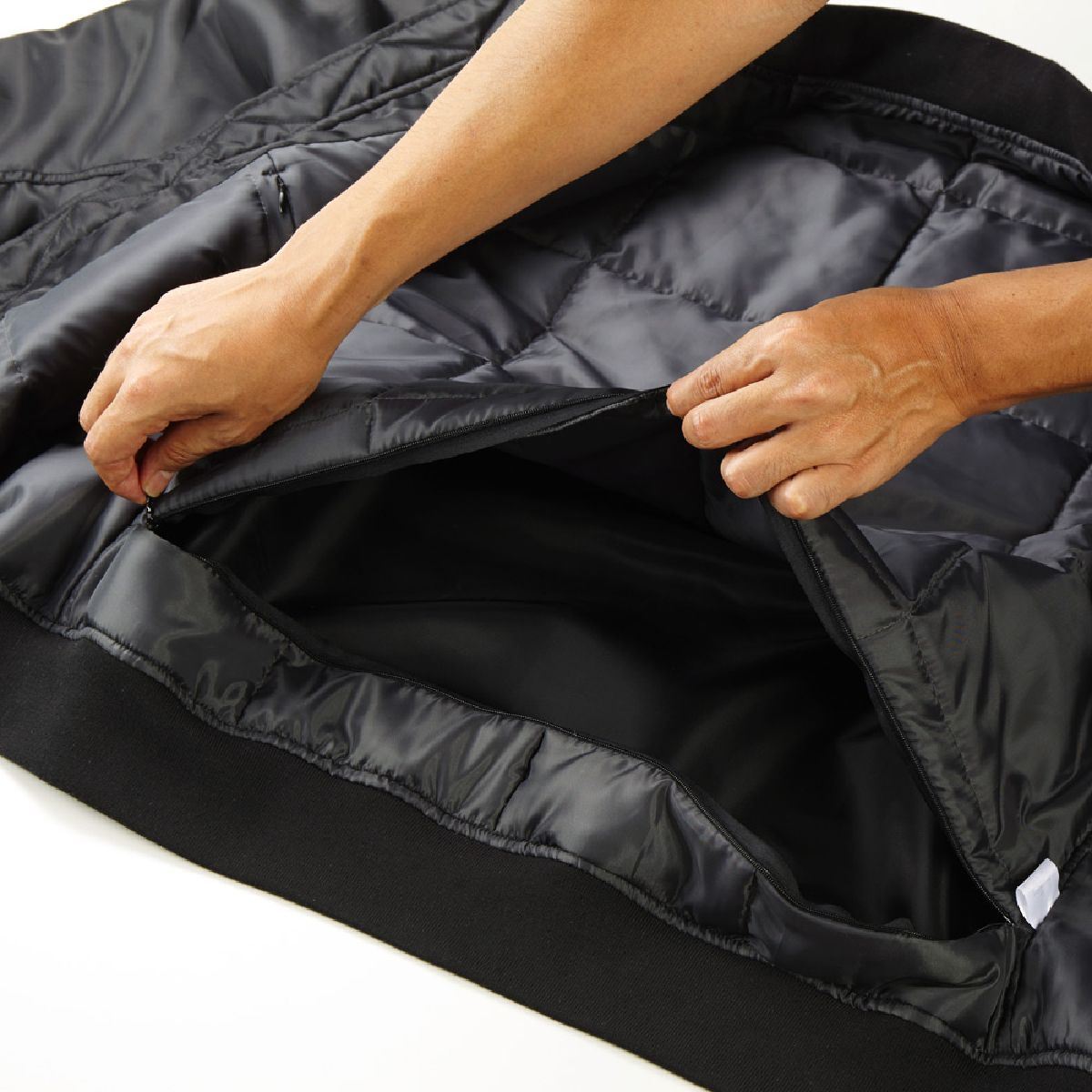 The lining has a hidden zipper for processing.