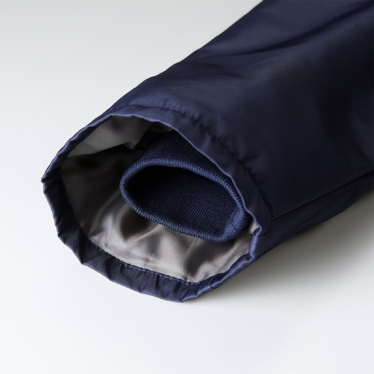 Windproof performance is ensured by placing the ribbed cuffs on the inside of the sleeves.