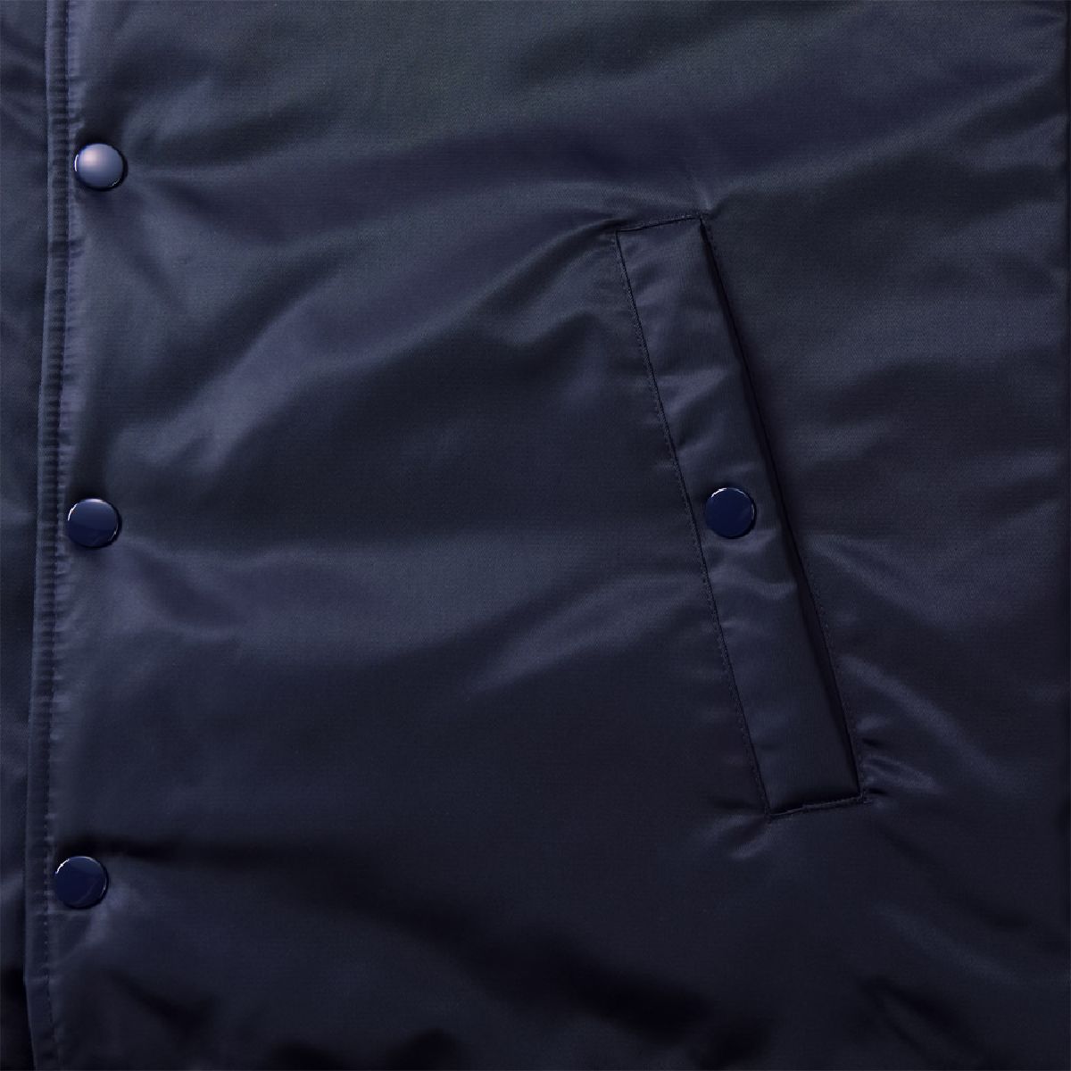 The front and pockets have snap buttons, and are made of metal, American style.