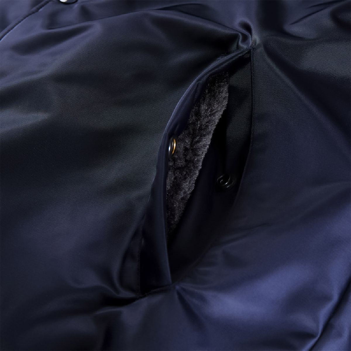 The inside of the pockets also features a fleece lining, similar to the main lining, making them ideal as hand warmers.